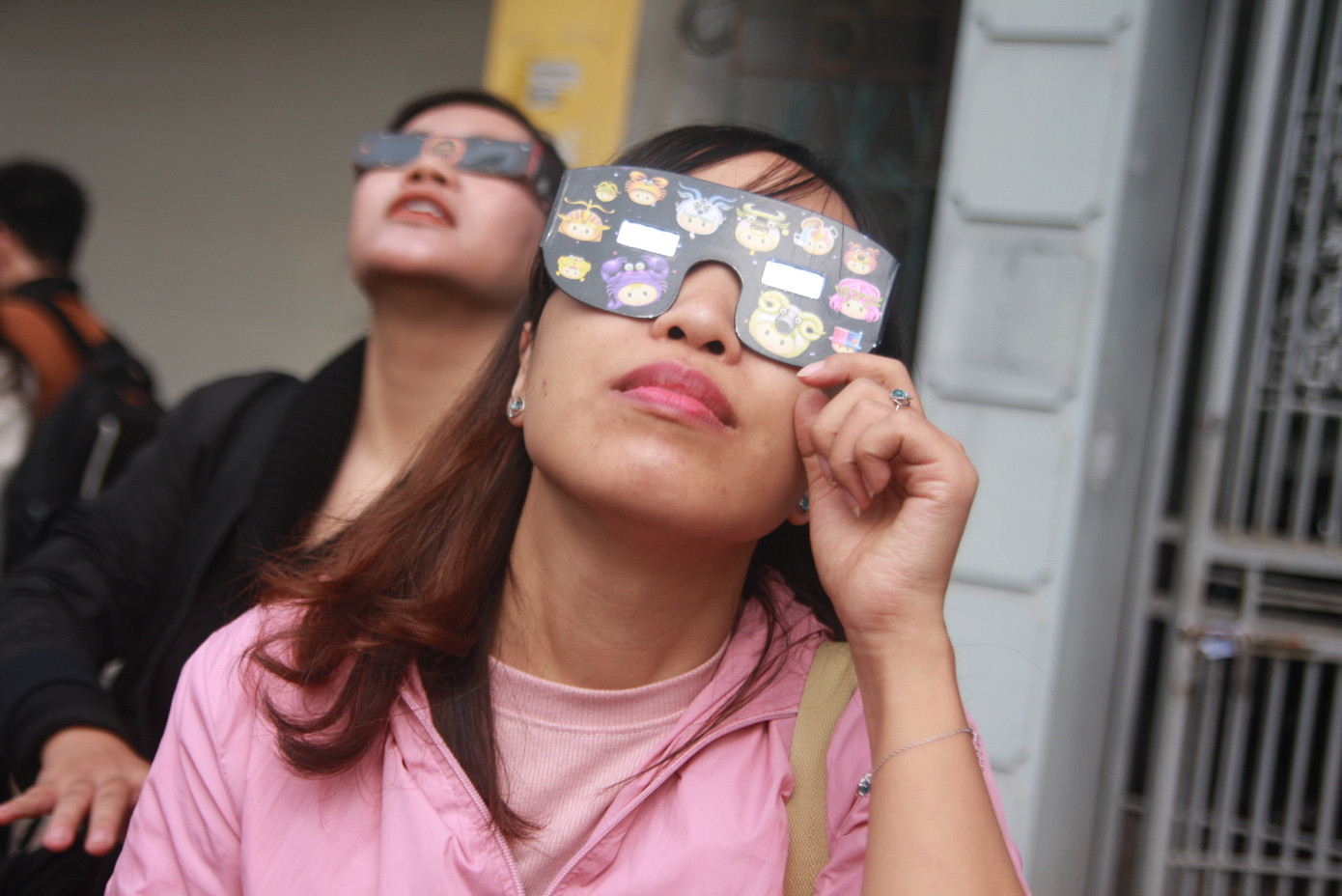 Người Hà Nội thích thú ngắm nhật thực 'vòng tròn lửa' cực hiếm ảnh 8