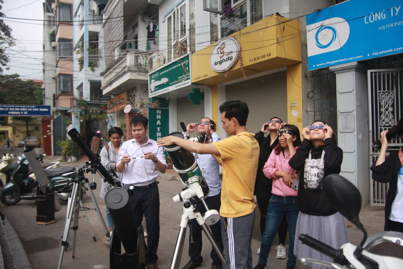Người Hà Nội thích thú ngắm nhật thực 'vòng tròn lửa' cực hiếm ảnh 4