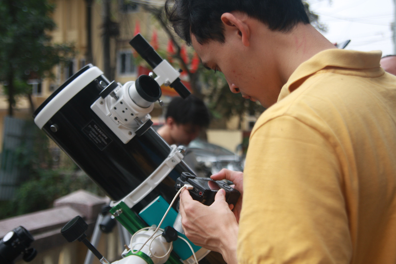 Người Hà Nội thích thú ngắm nhật thực 'vòng tròn lửa' cực hiếm ảnh 7