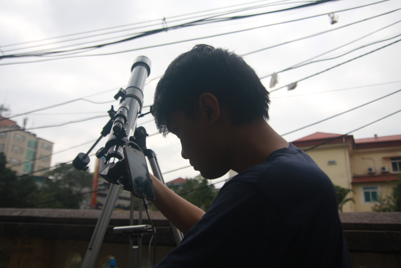 Người Hà Nội thích thú ngắm nhật thực 'vòng tròn lửa' cực hiếm ảnh 6