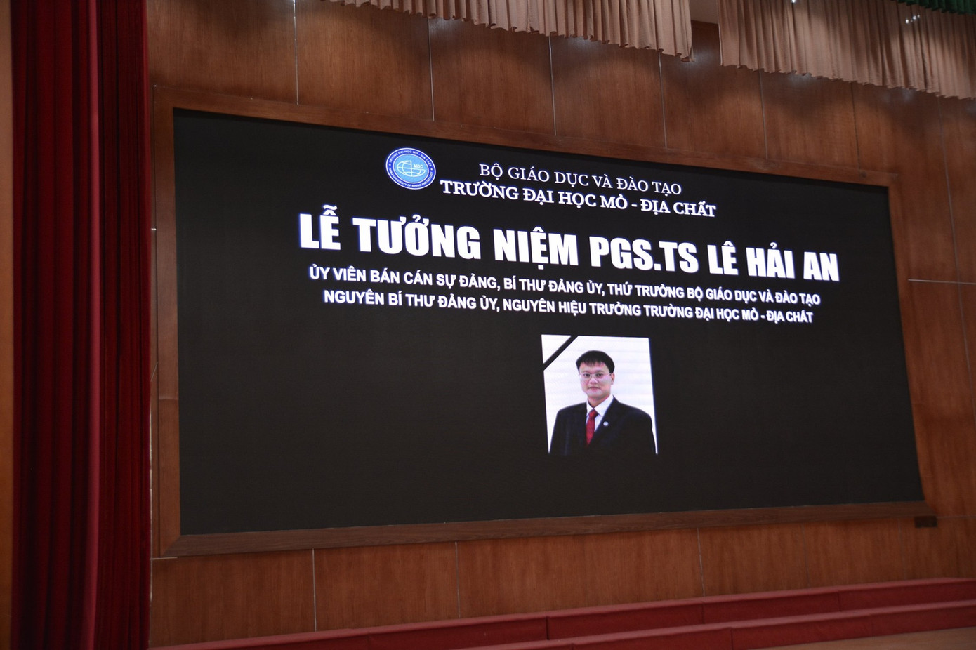 Tưởng niệm Thứ trưởng giáo dục Lê Hải An: Hội trường 300 chìm trong đau buồn ảnh 1