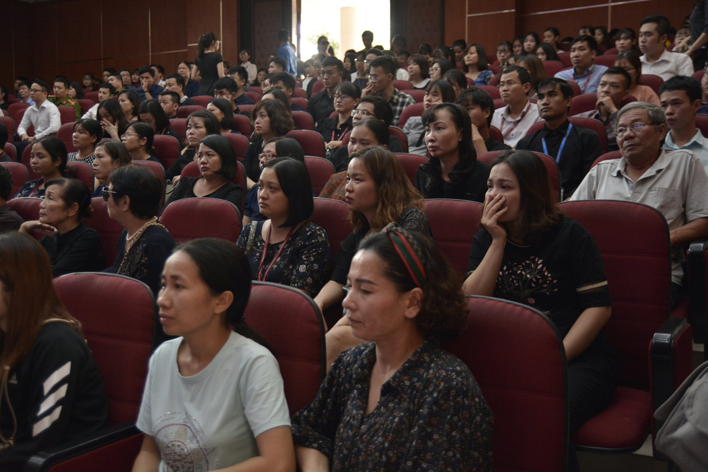 Tưởng niệm Thứ trưởng giáo dục Lê Hải An: Hội trường 300 chìm trong đau buồn ảnh 2