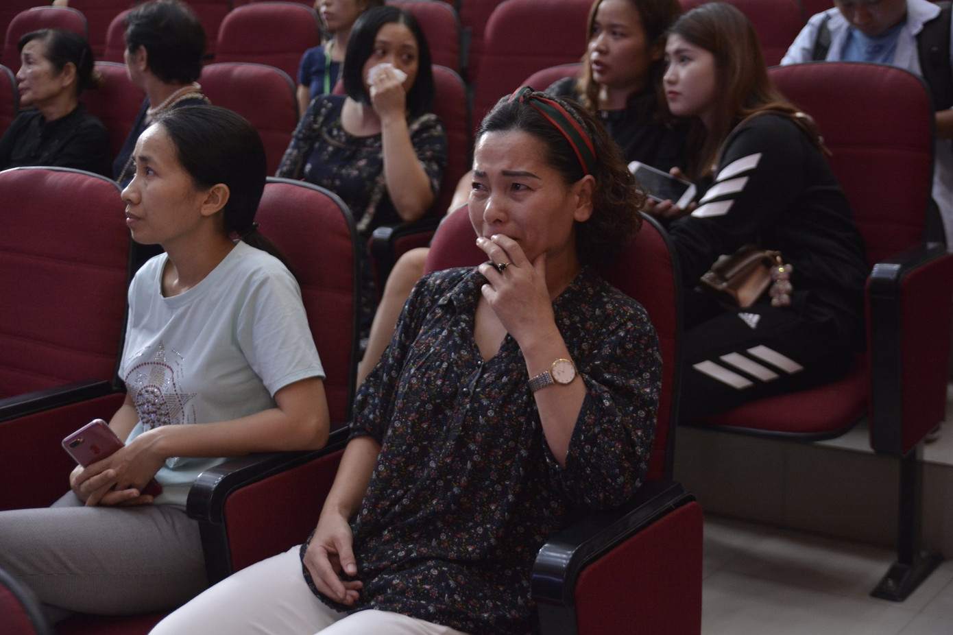 Tưởng niệm Thứ trưởng giáo dục Lê Hải An: Hội trường 300 chìm trong đau buồn ảnh 3