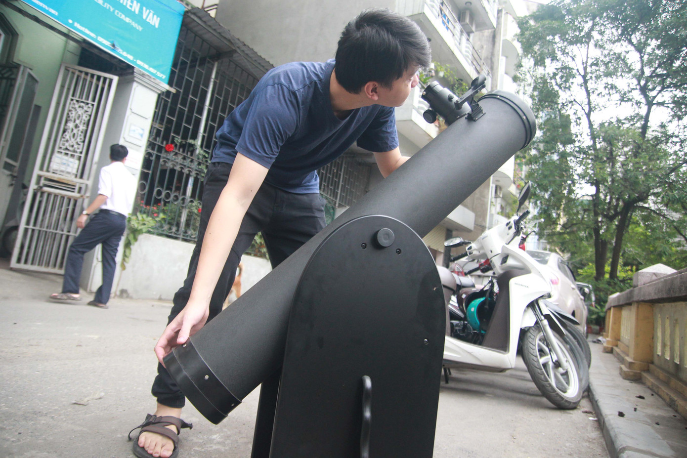 Người Hà Nội thích thú ngắm nhật thực 'vòng tròn lửa' cực hiếm ảnh 5