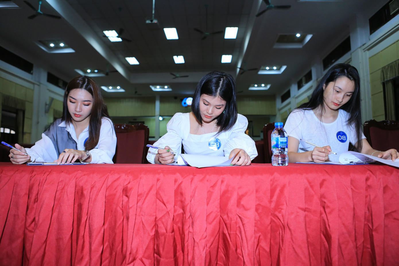 Nữ sinh Thủ đô tạo dáng như siêu mẫu ảnh 2