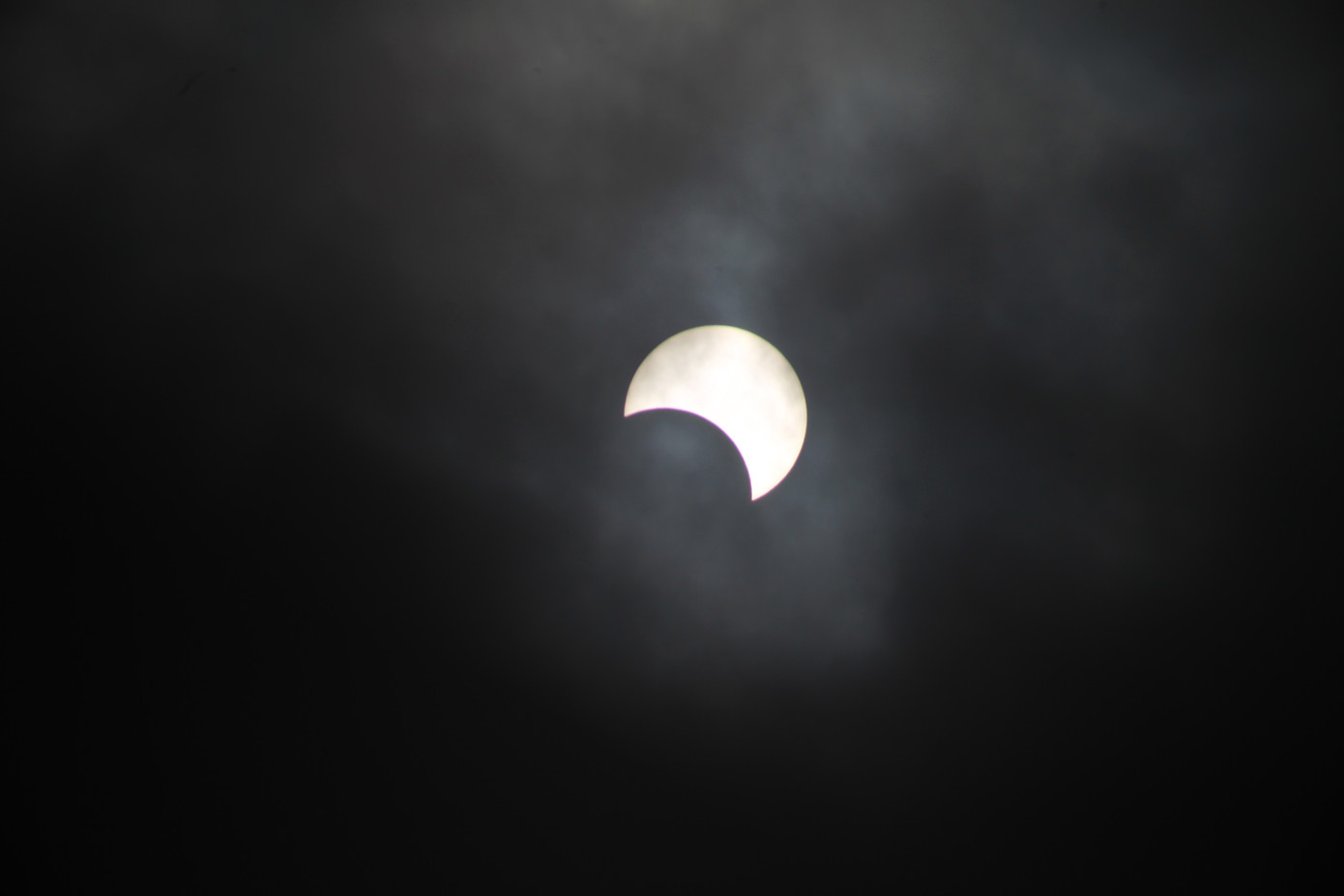 Người Hà Nội thích thú ngắm nhật thực 'vòng tròn lửa' cực hiếm ảnh 2