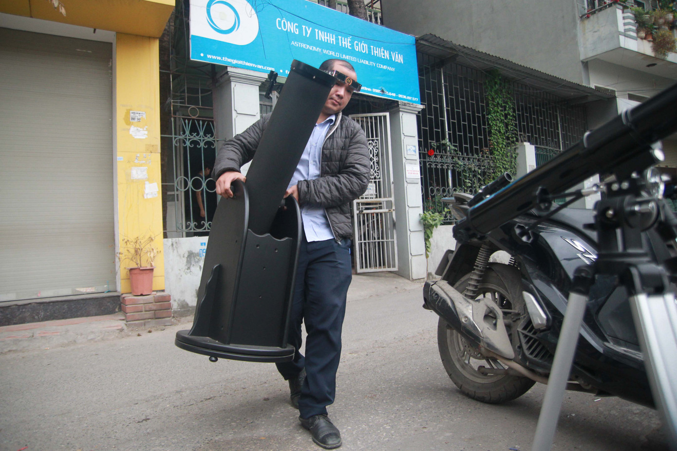 Người Hà Nội thích thú ngắm nhật thực 'vòng tròn lửa' cực hiếm ảnh 3