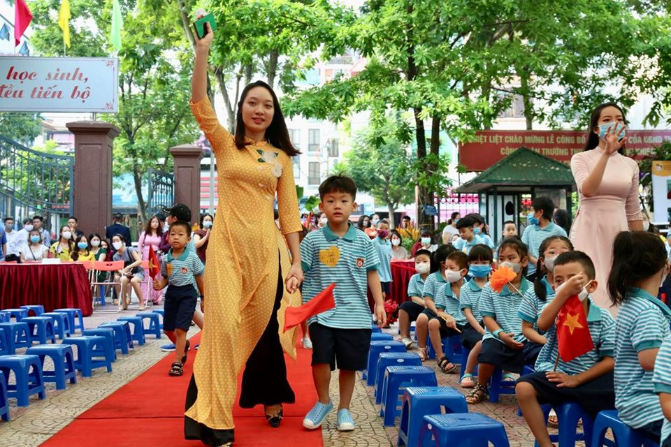 Học sinh đến trường để trải nghiệm và đón nhận hạnh phúc ảnh 1