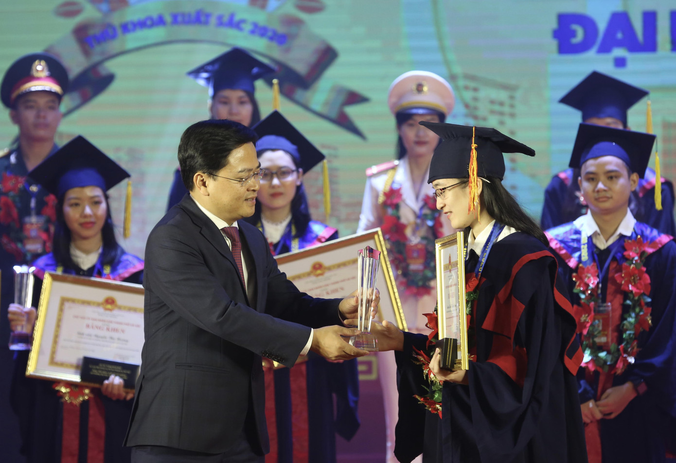 Hà Nội vinh danh 88 thủ khoa xuất sắc tốt nghiệp năm 2020 ảnh 1