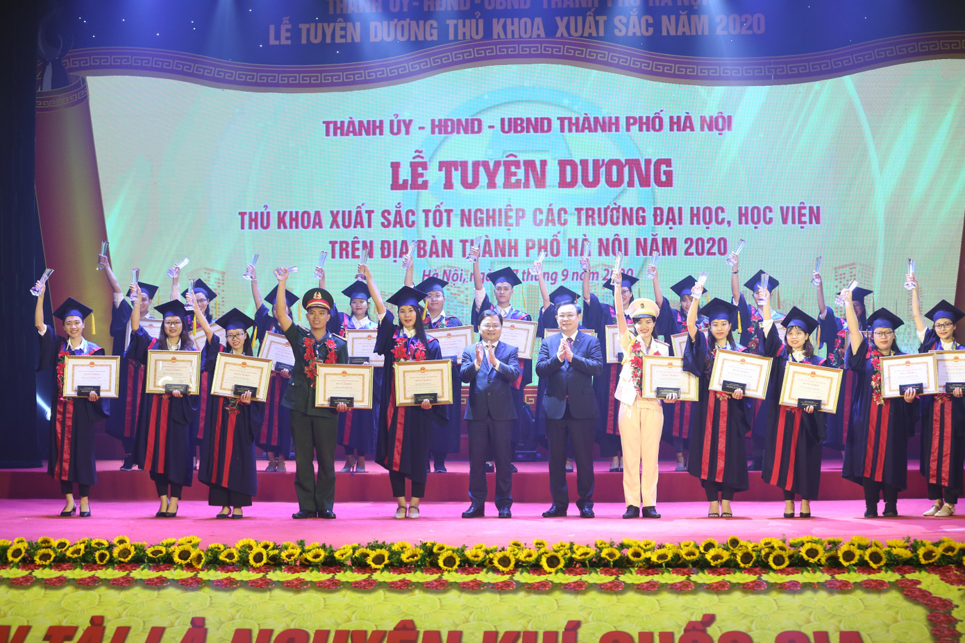 Hà Nội vinh danh 88 thủ khoa xuất sắc tốt nghiệp năm 2020 ảnh 2