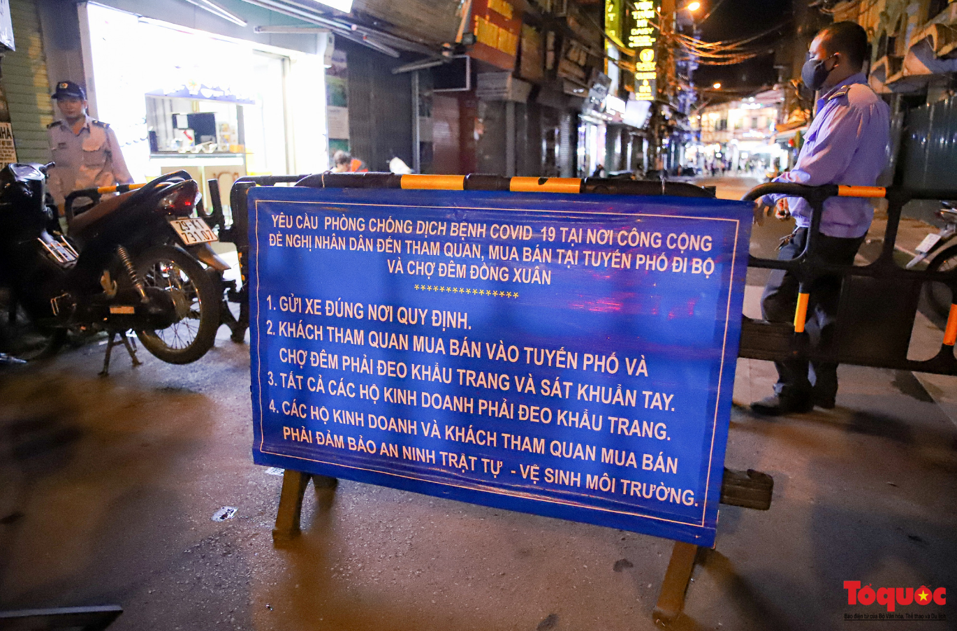 Hàng quán ế khách, phố đi bộ Hà Nội vắng người ngày cuối tuần ảnh 15