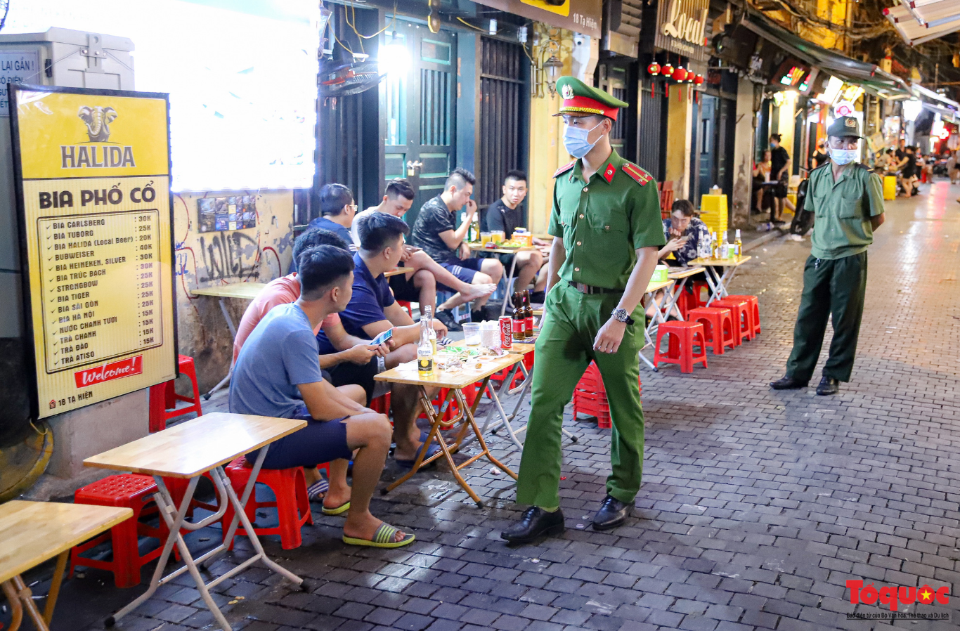 Hàng quán ế khách, phố đi bộ Hà Nội vắng người ngày cuối tuần ảnh 16