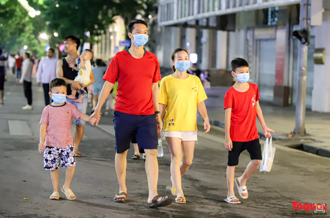 Hàng quán ế khách, phố đi bộ Hà Nội vắng người ngày cuối tuần ảnh 4