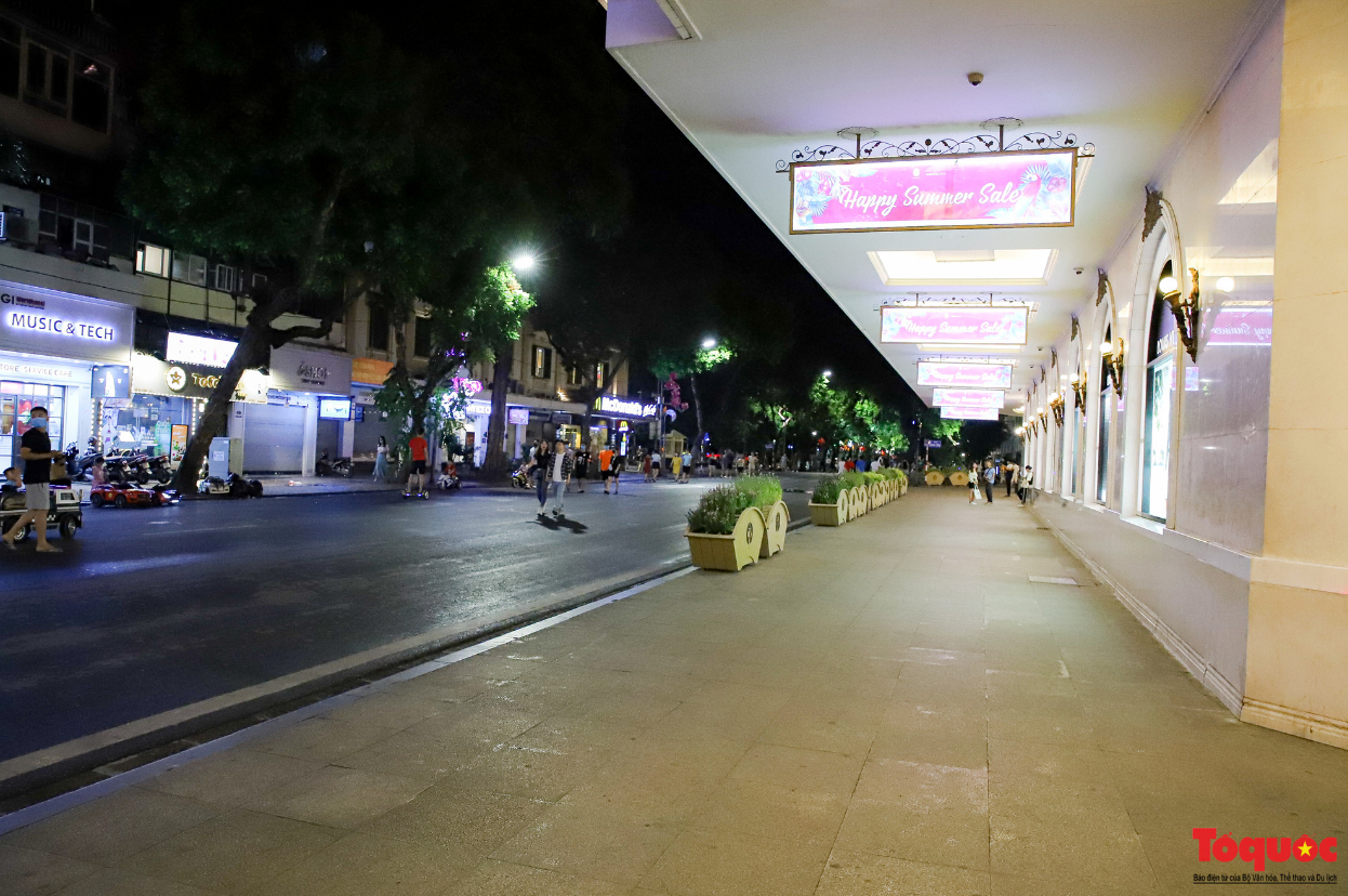 Hàng quán ế khách, phố đi bộ Hà Nội vắng người ngày cuối tuần ảnh 2