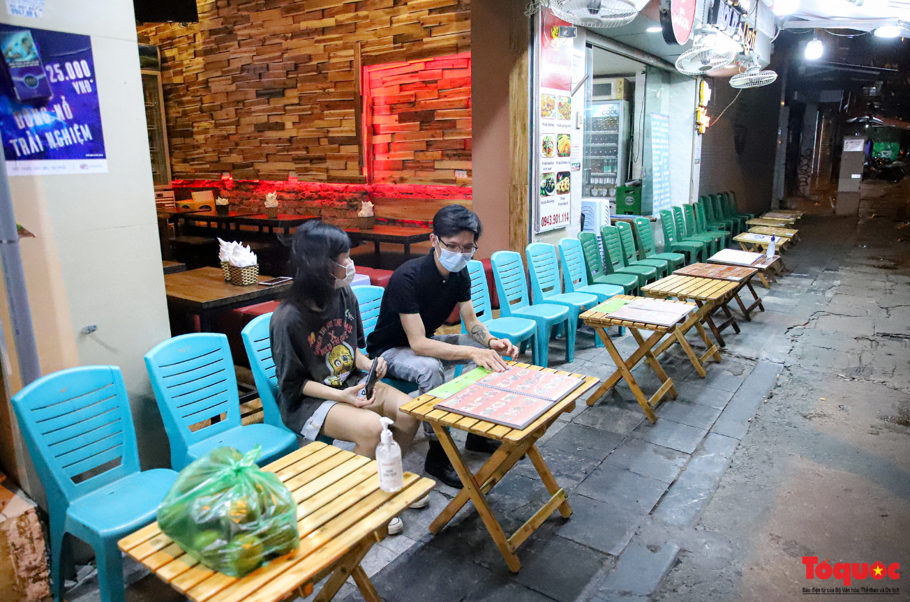 Hàng quán ế khách, phố đi bộ Hà Nội vắng người ngày cuối tuần ảnh 10