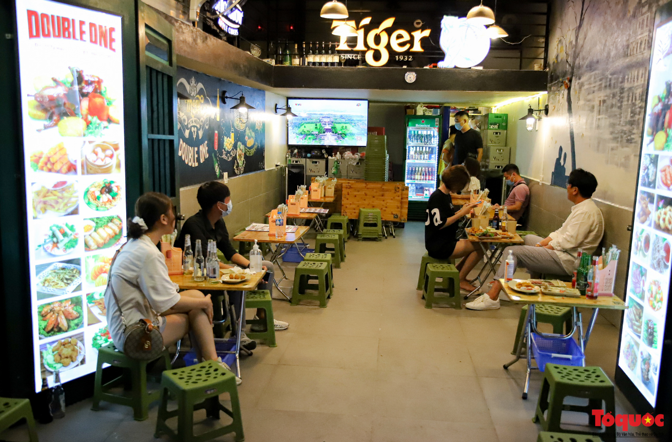 Hàng quán ế khách, phố đi bộ Hà Nội vắng người ngày cuối tuần ảnh 11