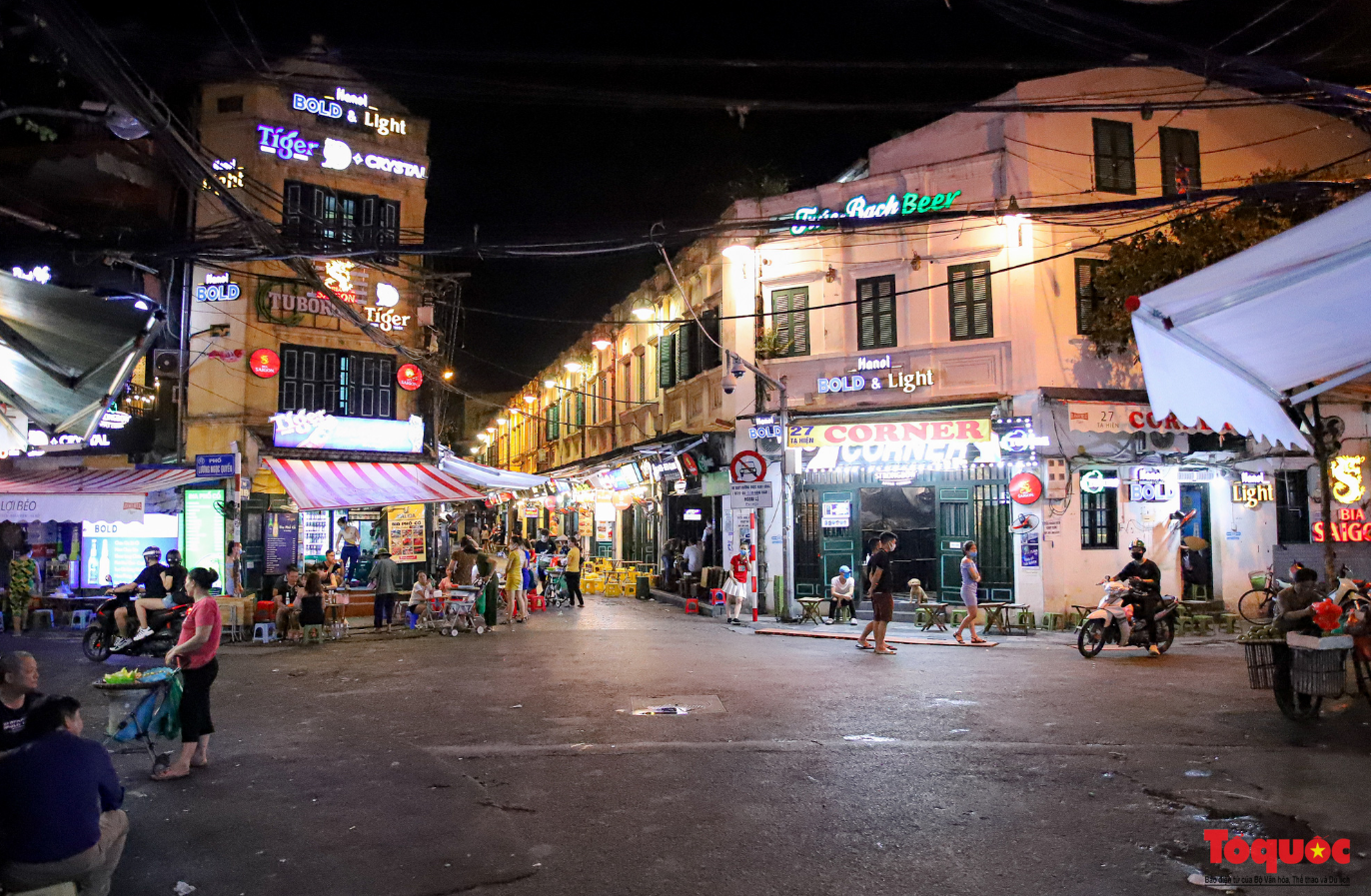 Hàng quán ế khách, phố đi bộ Hà Nội vắng người ngày cuối tuần ảnh 9