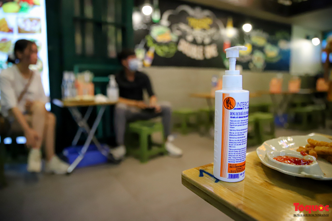 Hàng quán ế khách, phố đi bộ Hà Nội vắng người ngày cuối tuần ảnh 12