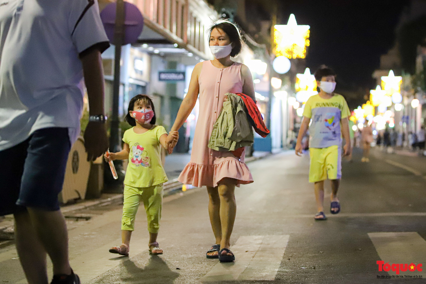 Hàng quán ế khách, phố đi bộ Hà Nội vắng người ngày cuối tuần ảnh 3