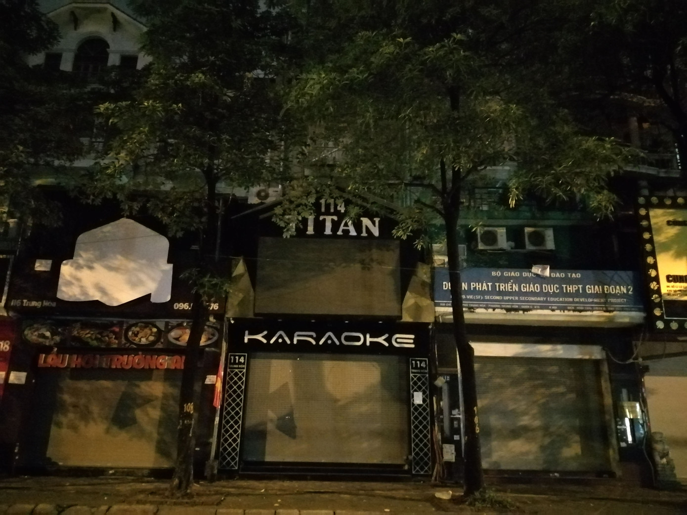 Phố karaoke nhộn nhịp bậc nhất Hà Nội 'cửa đóng, then cài' tránh dịch COVID-19 ảnh 3