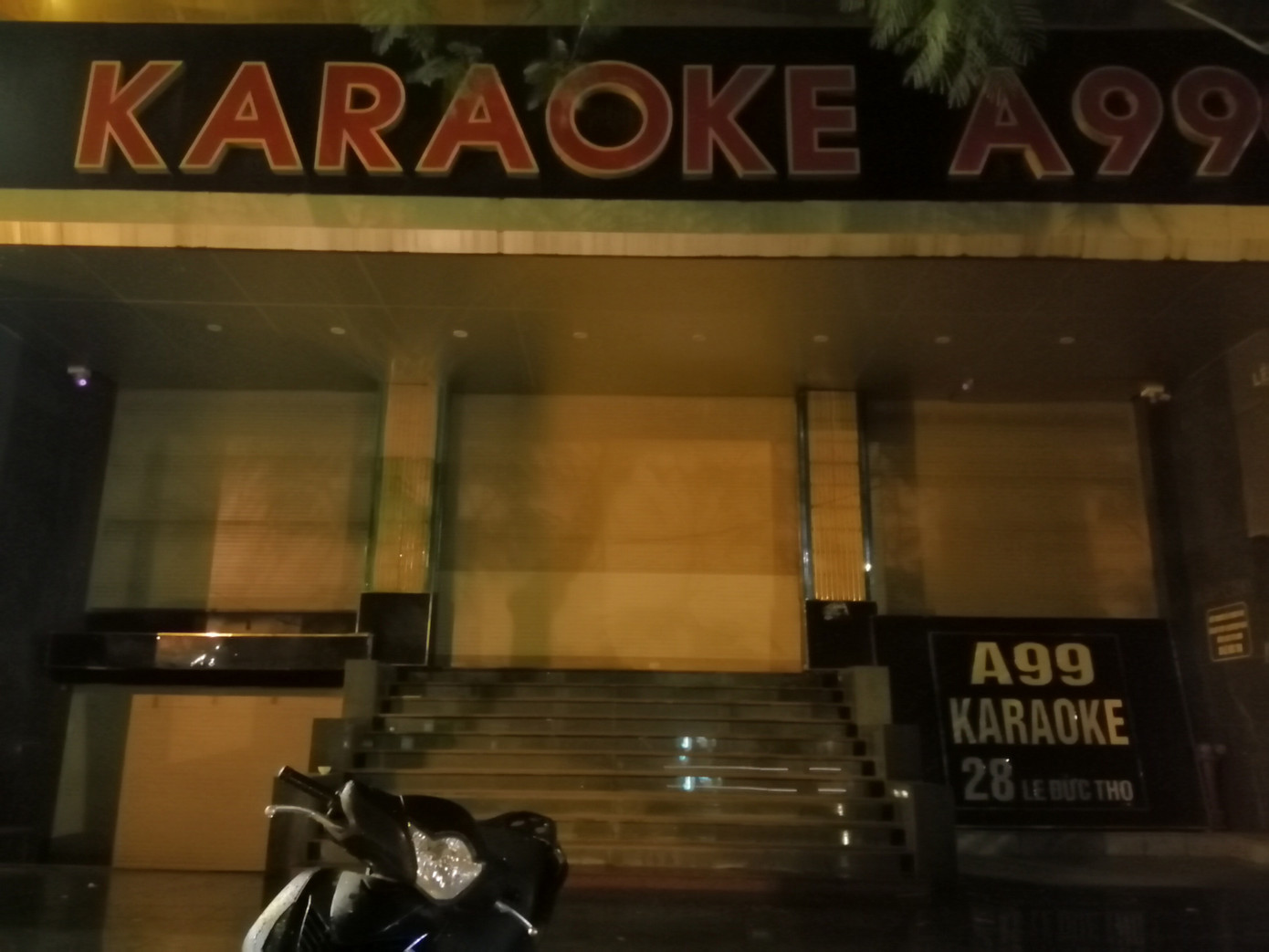 Phố karaoke nhộn nhịp bậc nhất Hà Nội 'cửa đóng, then cài' tránh dịch COVID-19 ảnh 5
