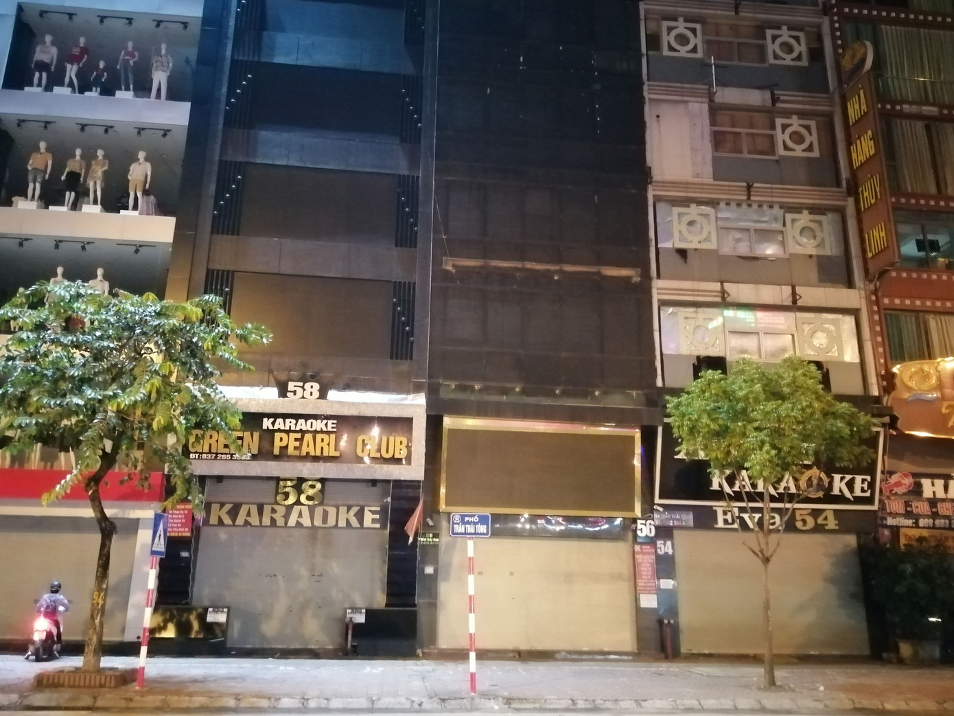 Phố karaoke nhộn nhịp bậc nhất Hà Nội 'cửa đóng, then cài' tránh dịch COVID-19 ảnh 8