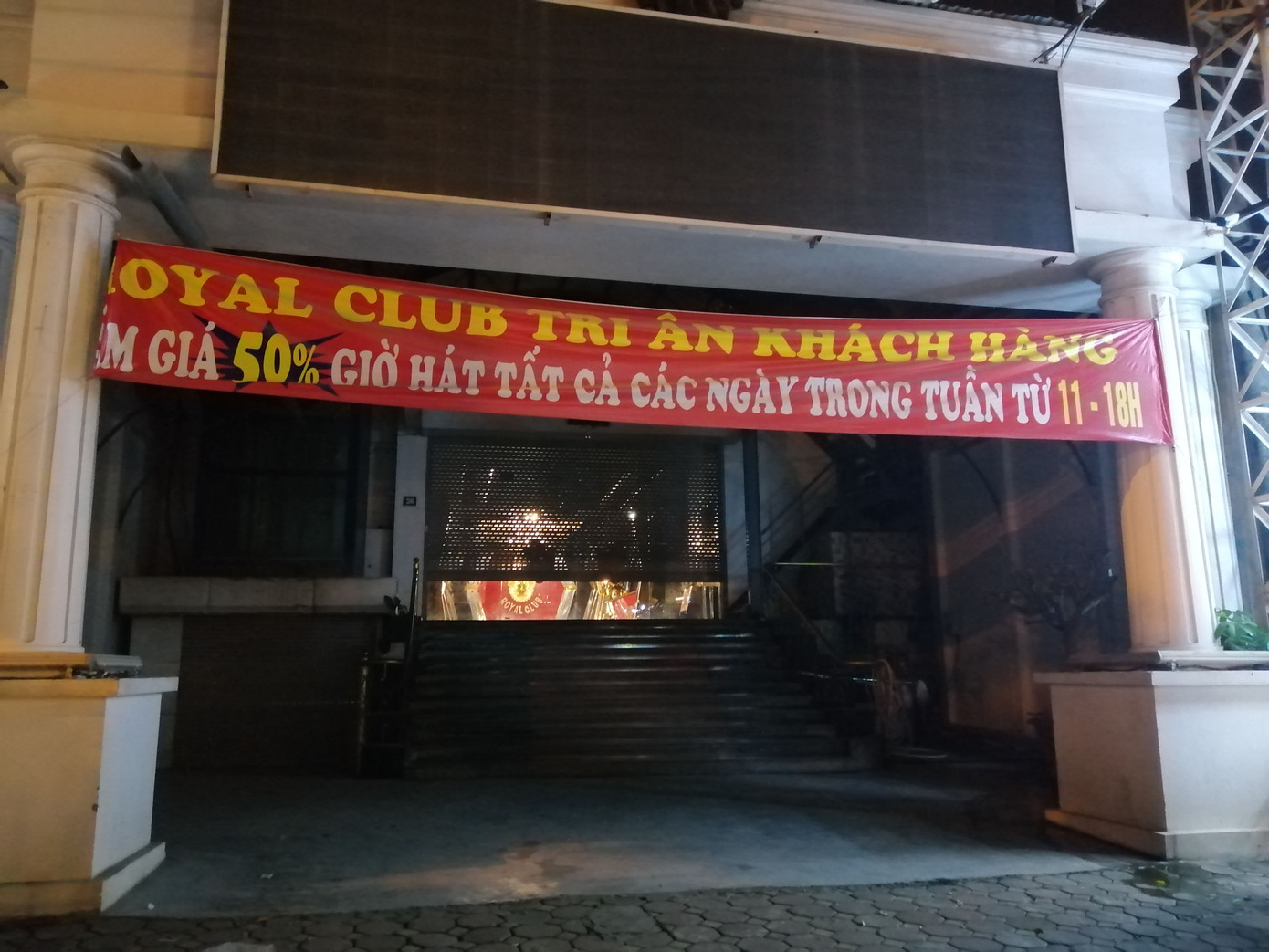 Phố karaoke nhộn nhịp bậc nhất Hà Nội 'cửa đóng, then cài' tránh dịch COVID-19 ảnh 7