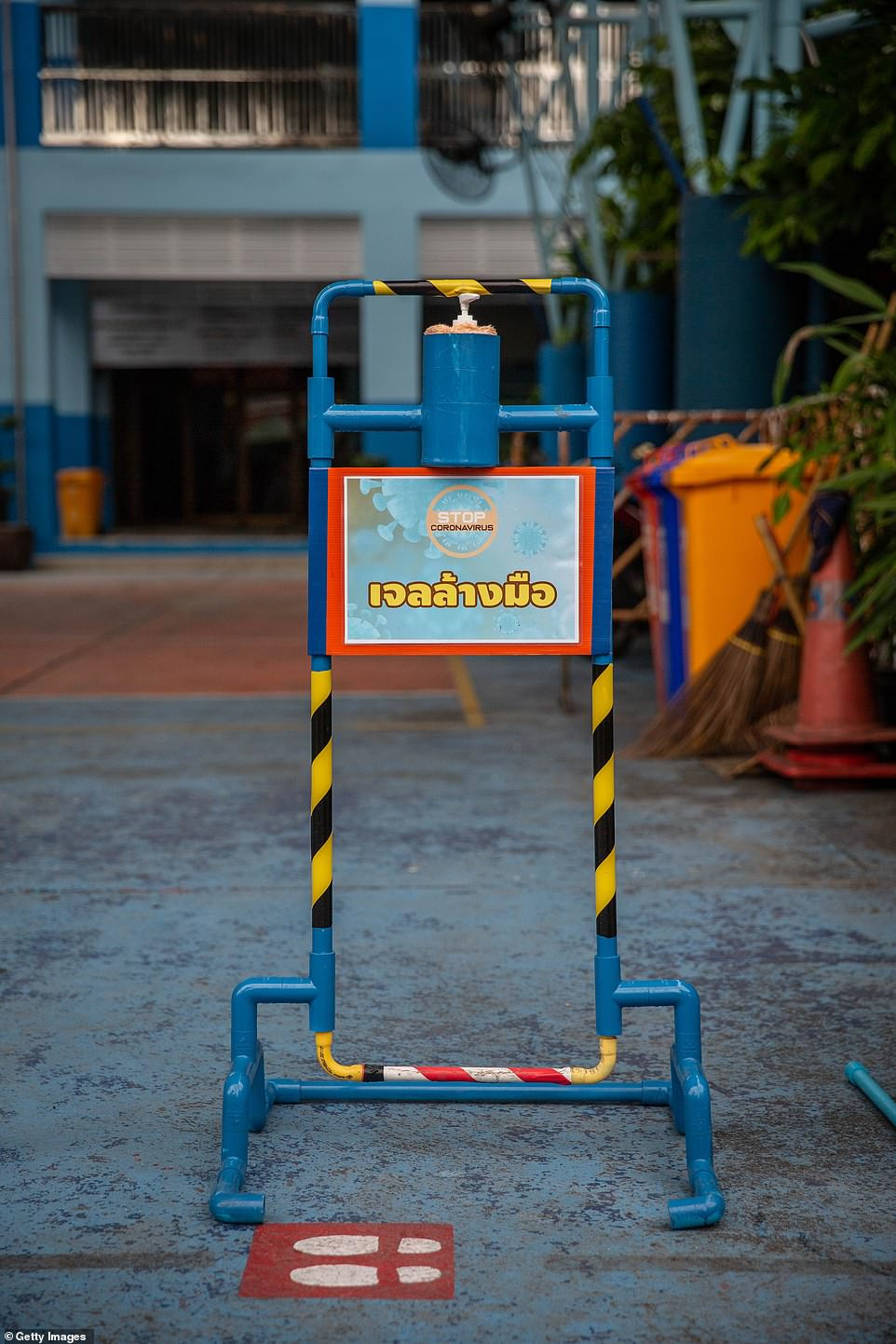 Học sinh Thái Lan lủi thủi ngồi chơi trong hộp phòng COVID-19 ảnh 7