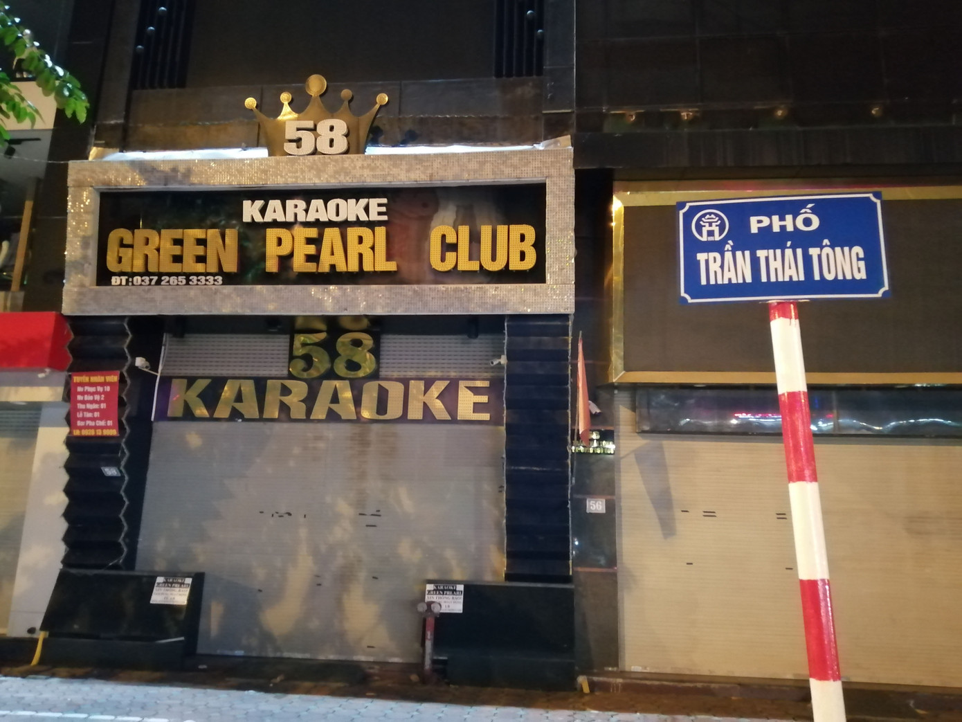 Phố karaoke nhộn nhịp bậc nhất Hà Nội 'cửa đóng, then cài' tránh dịch COVID-19 ảnh 1