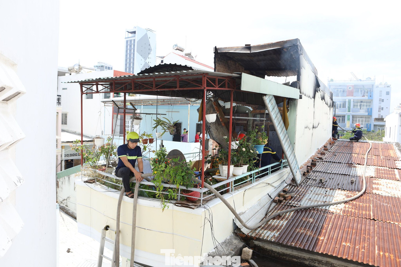 Cháy nghi ngút cạnh chợ Xóm Mới Nha Trang, tiểu thương hoảng loạn ảnh 3