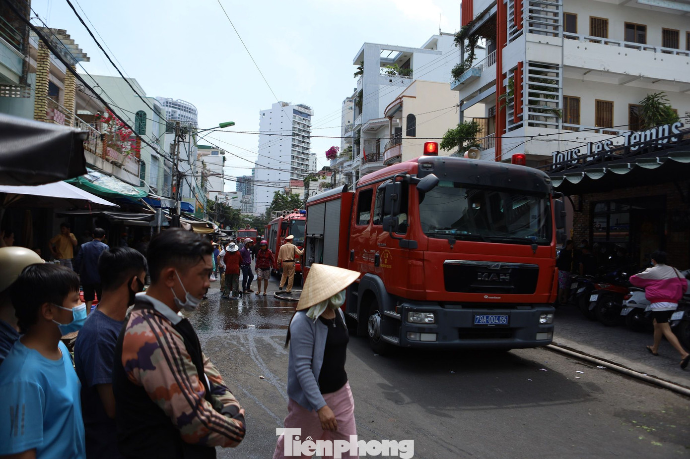 Cháy nghi ngút cạnh chợ Xóm Mới Nha Trang, tiểu thương hoảng loạn ảnh 4