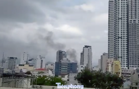 Cháy nghi ngút cạnh chợ Xóm Mới Nha Trang, tiểu thương hoảng loạn ảnh 1