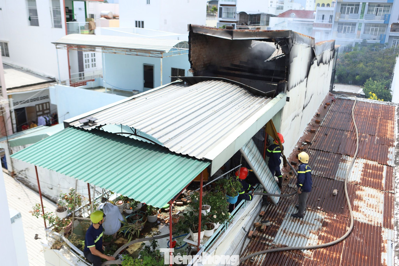 Cháy nghi ngút cạnh chợ Xóm Mới Nha Trang, tiểu thương hoảng loạn ảnh 2