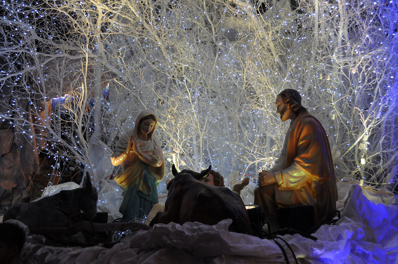 Sài Gòn se lạnh, hân hoan thắp đèn rực rỡ đón Giáng sinh ảnh 12 Sài Gòn se lạnh, hân hoan thắp đèn rực rỡ đón Giáng sinh ảnh 12