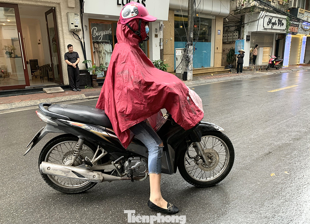 Hà Nội: Mặt đường đầy dầu mỡ, xe máy đổ la liệt trên đường Bùi Thị Xuân ảnh 9