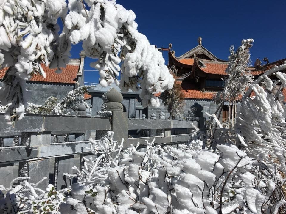 Nhiệt độ giảm sâu, băng tuyết phủ trắng Fansipan như trời Âu ảnh 10