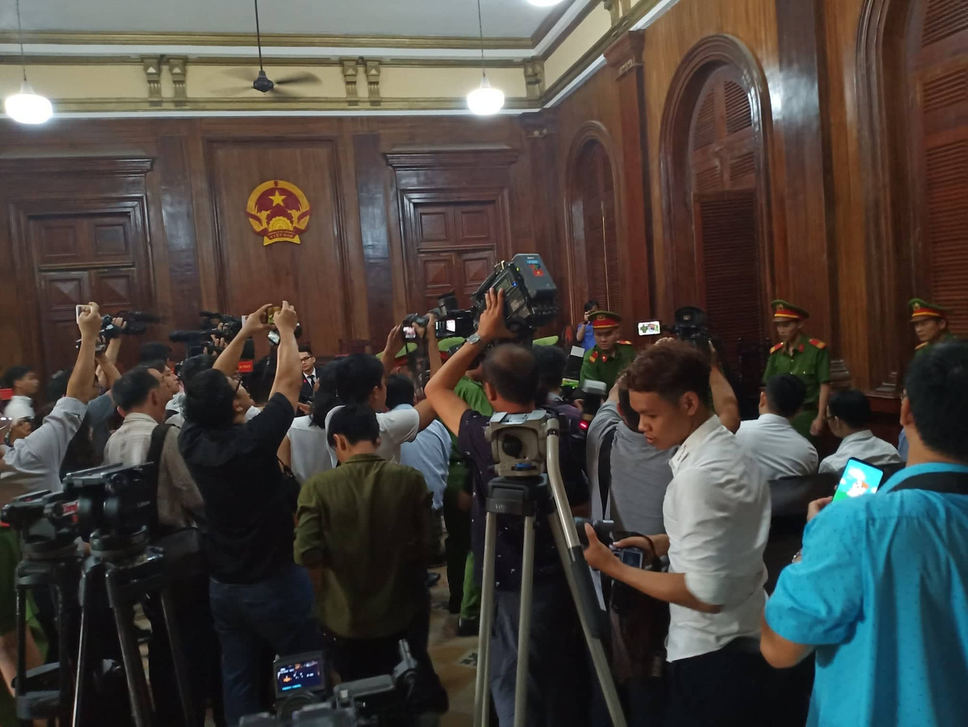 Bắt đầu xét xử nguyên Phó Chủ tịch UBND TPHCM Nguyễn Hữu Tín và đồng phạm ảnh 5