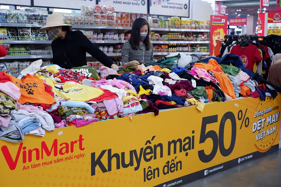 Không đeo khẩu trang không được vào siêu thị ảnh 1