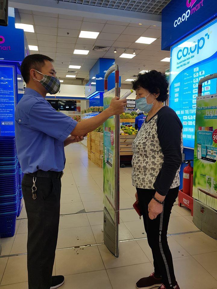 Không đeo khẩu trang không được vào siêu thị ảnh 4