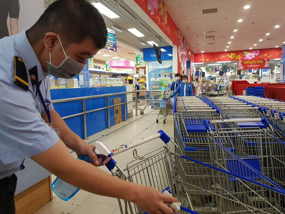 Không đeo khẩu trang không được vào siêu thị ảnh 5