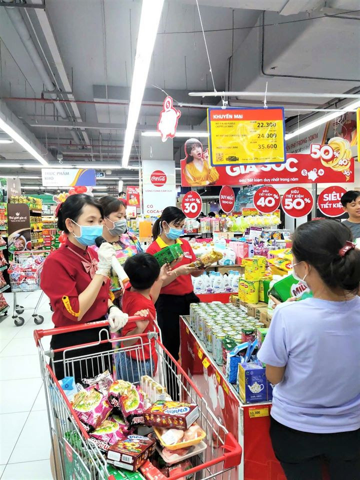 Không đeo khẩu trang không được vào siêu thị ảnh 2