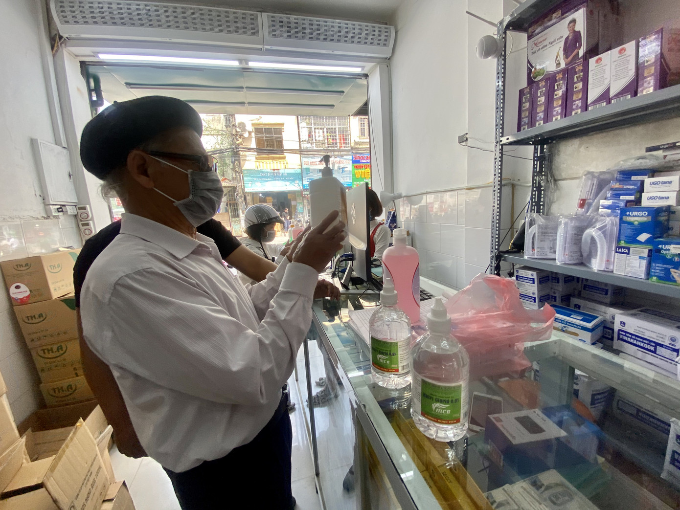 Người dân 'săn' nước súc họng sát khuẩn phòng bệnh ảnh 1