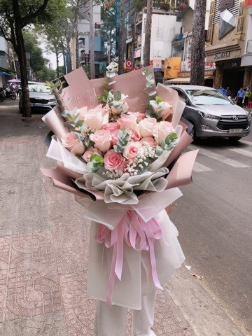 Hoa 'siêu to khổng lồ' tiền triệu hút khách dịp 8/3 ảnh 5