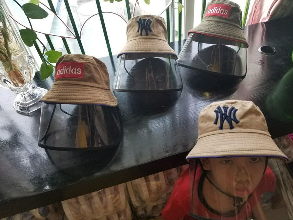 Sau khẩu trang, mũ chống giọt bắn được người Hà Nội tìm mua ảnh 1