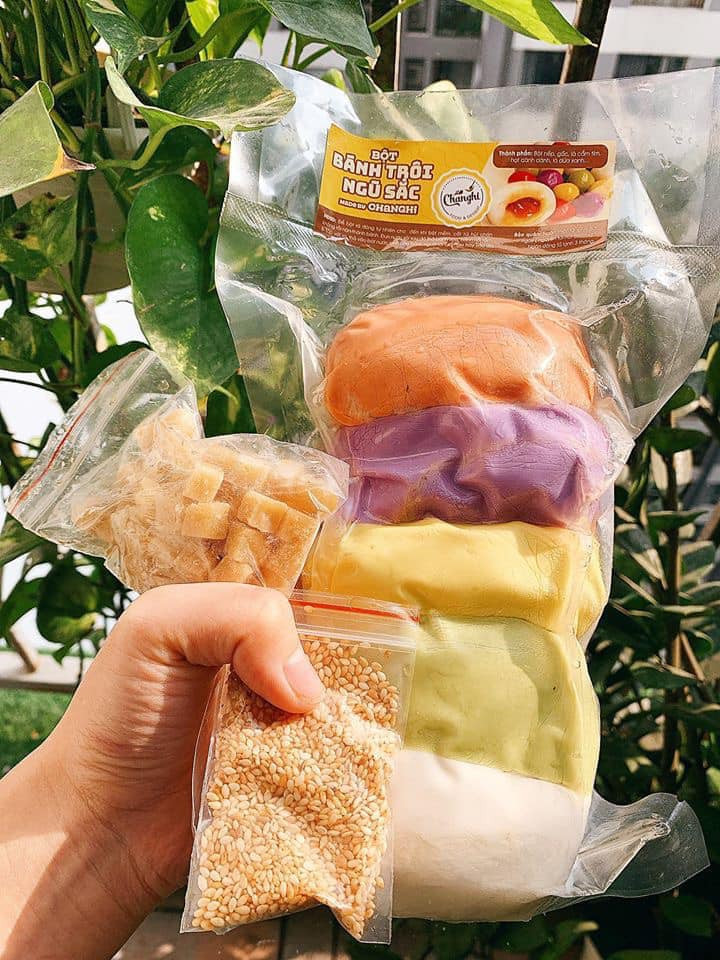 Bánh trôi ngũ sắc hút khách trước ngày Tết Hàn thực ảnh 1