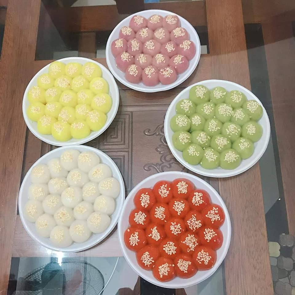 Bánh trôi ngũ sắc hút khách trước ngày Tết Hàn thực ảnh 2