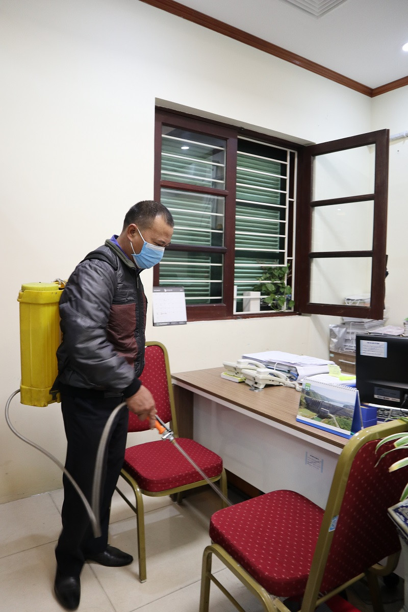 Bộ Xây dựng đo thân nhiệt, phun khử trùng chống dịch Covid-19 ảnh 3