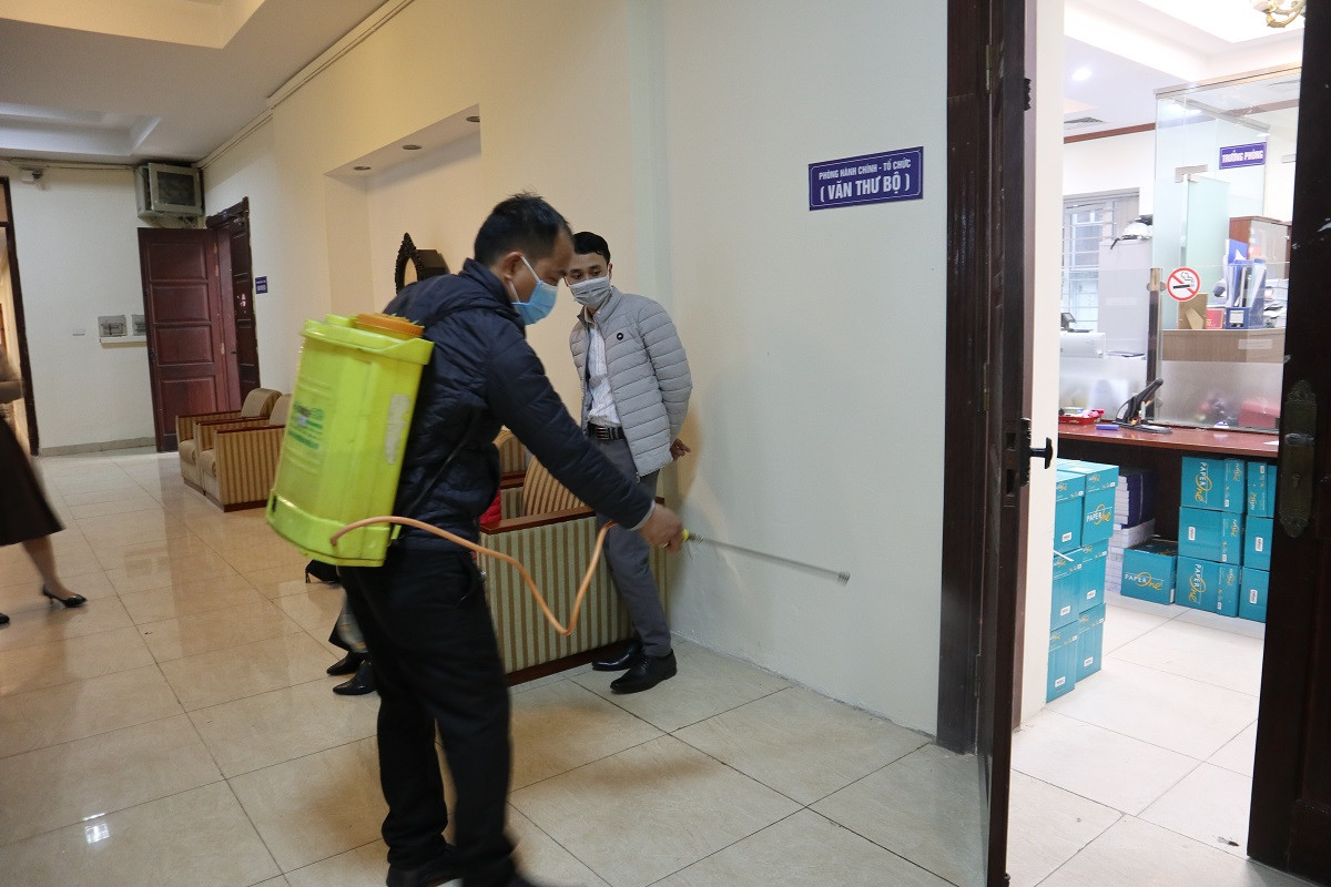 Bộ Xây dựng đo thân nhiệt, phun khử trùng chống dịch Covid-19 ảnh 2