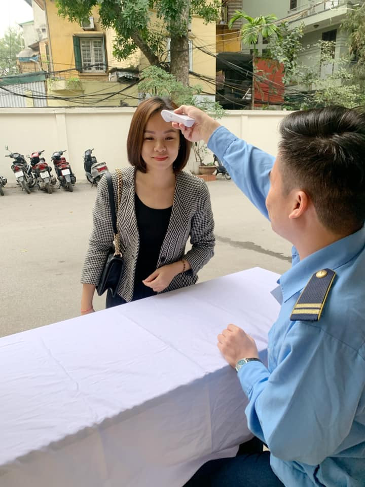 Bộ Xây dựng đo thân nhiệt, phun khử trùng chống dịch Covid-19 ảnh 1