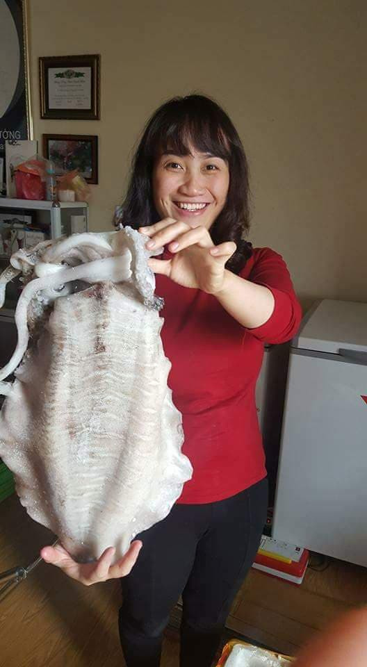 Mực lá 'siêu to' gần nửa triệu đồng/kg hút khách Hà Nội ảnh 1